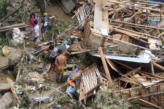 In Talisay in de Filipijnse provincie Cebu proberen hun bezittingen te redden nadat tyfoon Rai hun huizen heeft verwoest.