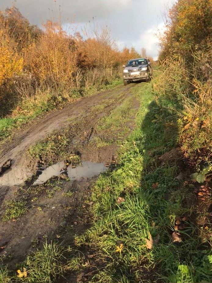 Een stel in een Landrover gebruikt de historische Liniedijk in Hulst voor een fijn tochtje offroaden.