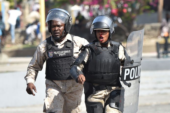 Politie bij een demonstratie in Haïti.