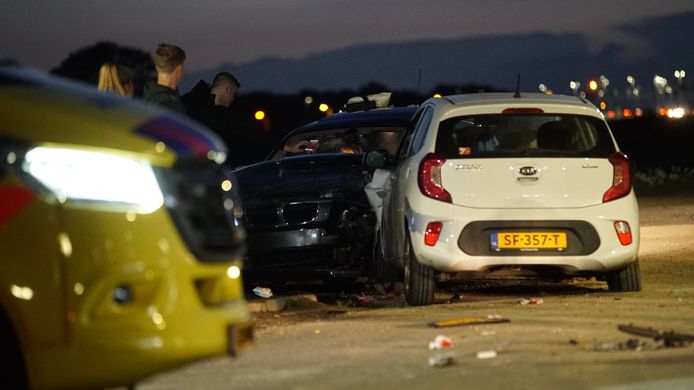 Een ravage op de plek van de bizarre aanrijding.