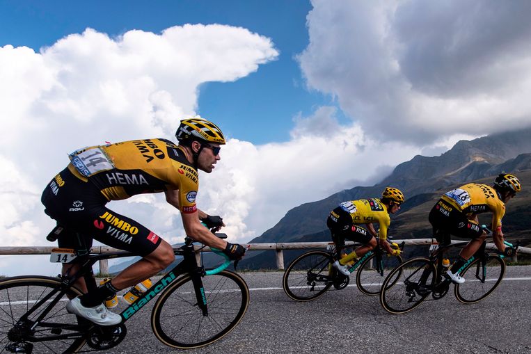 Tom Dumoulin (l) wordt ongelukkig van de druk en de hoge verwach­tingen.  Beeld AFP