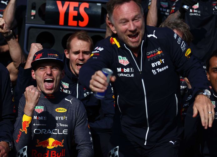 Max Verstappen in extase na zijn zege in Canada. Rechts jubelt teambaas Christian Horner mee.