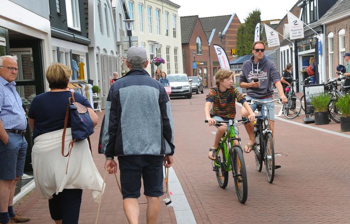 De ondernemersvereniging en de dorpsraad van Oostkapelle willen van de Dorpsstraat op drukke dagen een autoluwe straat maken, zodat mensen er veilig kunnen winkelen op anderhalve meter afstand van elkaar.