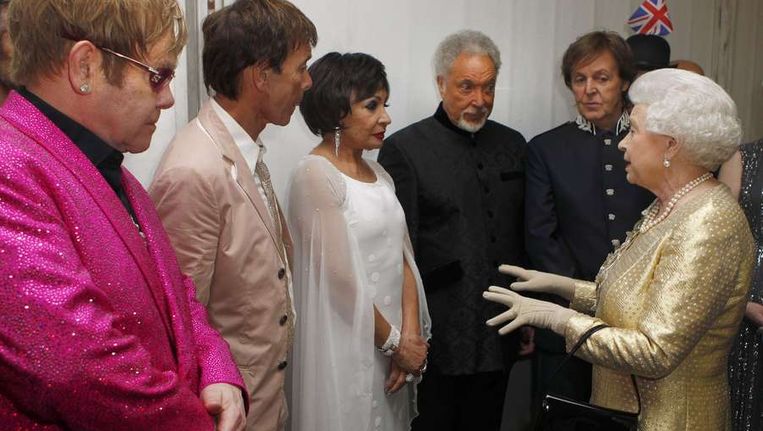 Queen Elizabeth met Sir Elton John, Sir Cliff Richard, Dame Shirley Bassey, Sir Tom Jones en Sir Paul McCartney. Beeld AFP