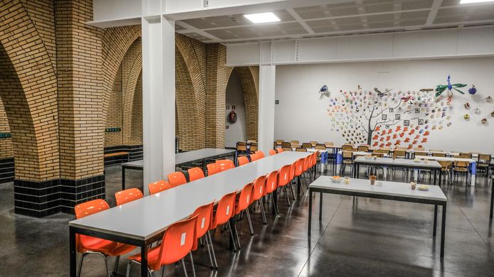De nabijgelegen school gebruikt het ontmoetingslokaal op weekdagen ook als refter.