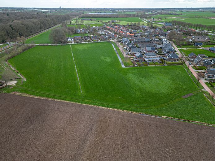 Het dorp Windesheim: komt in dit weiland straks woningbouw?