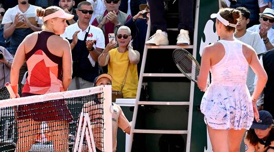 Elina Svitolina (rechts) tegen Anna Blinkova vandaag op Roland Garros.