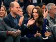 KIJK. Prins William en prinses Kate worden uitgejoeld tijdens basketbalwedstrijd in Boston