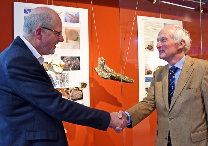 Piet de Blaey (links) van het museum en Hugo Schorer, directeur Koninklijk Zeeuws Genootschap bij een fossiele schedel van een Spitssnuitdolfijn in museum Het Warenhuis in Axel.