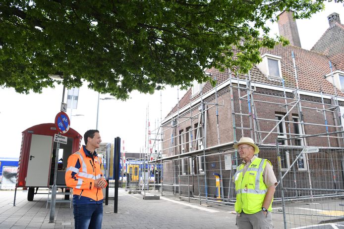 NS is begonnen met groot onderhoud aan het stationsgebouw van halte Gilze-Rijen. Stationsmanager Armando Marquard (l.) is in gesprek met vrijwilliger Han van der Hart. Tijdelijk is de wachtruimte gesloten.