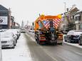 Het Agentschap Wegen en Verkeer volgt de toestand van de weg op en rijdt uit wanneer nodig. Maar strooien bij neerslag is niet evident, omdat het zout kan wegspoelen.