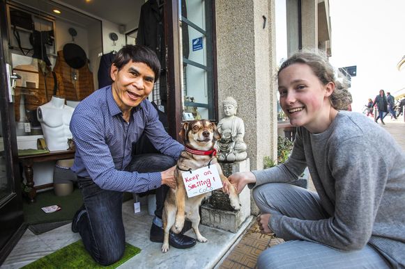 Baasje Jae Zann met zijn hond Coco, die zeer geliefd is bij voorbijgangers.