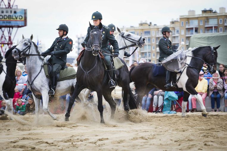 Leden van het Cavalerie ere-escorte oefenden gisteren op het strand voor Prinsjesdag. De betrokken paarden en ruiters worden aan een laatste zware test onderworpen door ze bloot te stellen aan geweervuur, kanonslagen, muziek, rook en mogelijke publieksreacties. Beeld anp