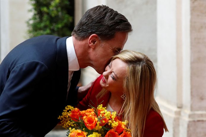 Prime Minister Rutte gives flowers and a kiss to Italian Prime Minister Meloni during the meeting on Wednesday.