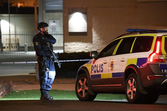 Een politieagent staat in Helsingborg, Zweden op wacht. Archieffoto.