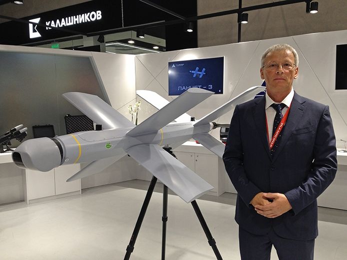 Aleksandr Zacharov, de stichter van de Russische dronefabrikant Zala Aero Group met zijn Lancet-drone.