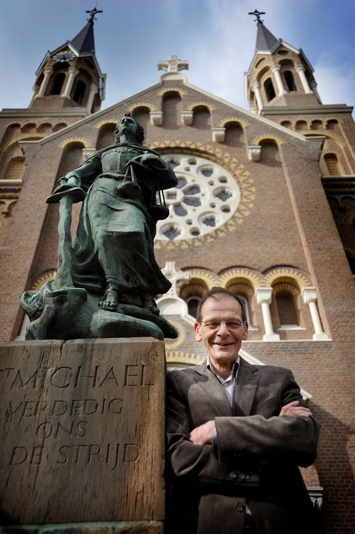 Kort voor zijn vertrek naar Zeeland in 2012 poseerde stadspastoor Fons van Hees voor de Onze Lieve Vrouwekerk aan de Kade.