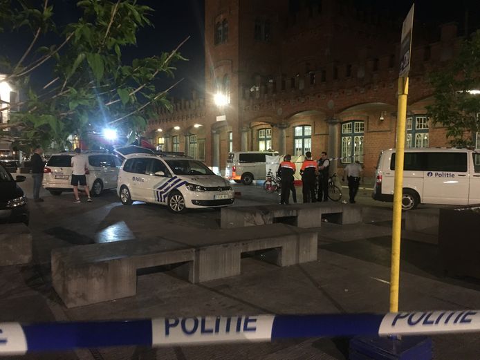 De politie schoot een gewapende man neer aan het station in Aalst.