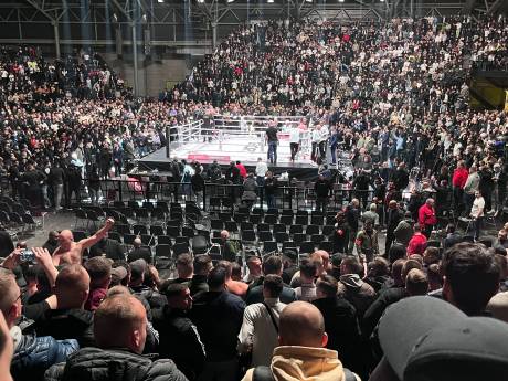 Gevecht Badr Hari afgebroken wegens heftige rellen tussen fans, bizar einde Glory 80