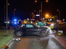 Automobilist vliegt over rotonde in Bunschoten en raakt bekneld in wrak
