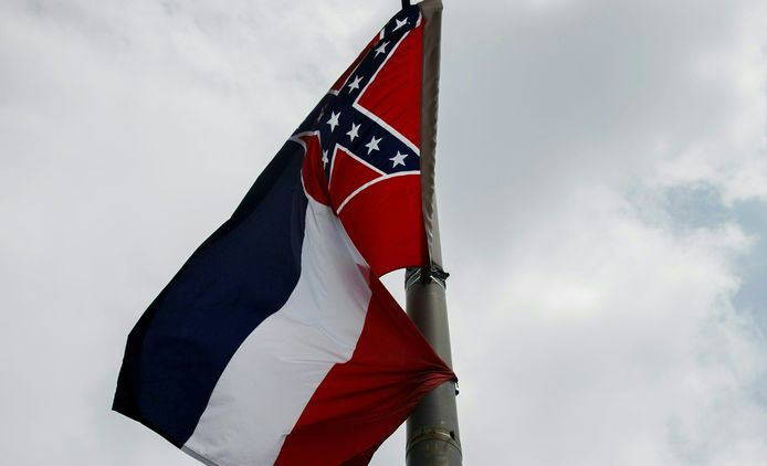 De staatsvlag van Mississippi met het Confederatie-embleem in de hoek.