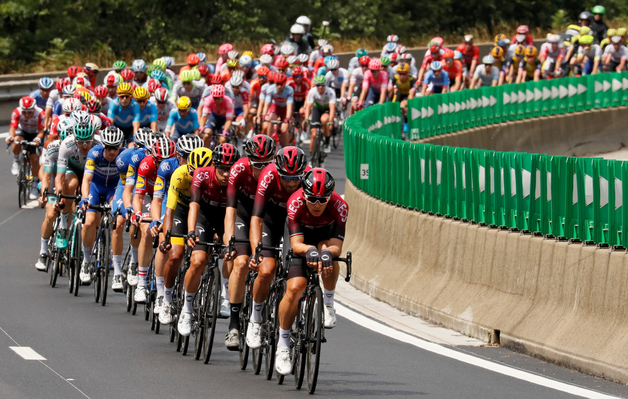 Michal Kwiatkowski (Team Ineos), met de handjes stijlvol op het stuur, neemt het Tour-peloton op sleeptouw tijdens de bergetappe naar Val Thorens in 2019. Beeld REUTERS