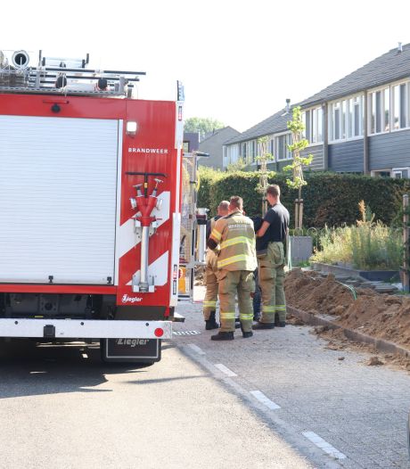 Gasleiding geraakt bij graafwerk in Velp, brandweer verricht metingen bij gaslekkage