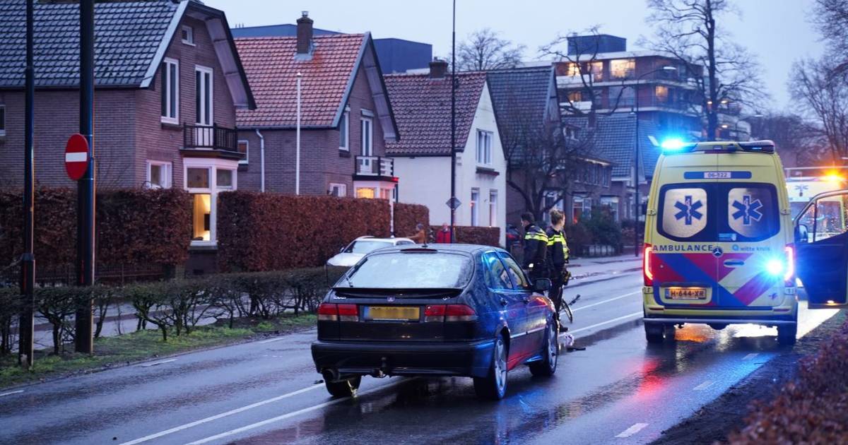 Fietser gereanimeerd na botsing met auto op Zwolseweg in Apeldoorn.