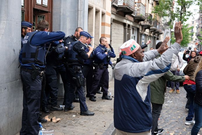 Er werd met eieren en flessen gegooid naar de politie aan de Schaarbeekse school.