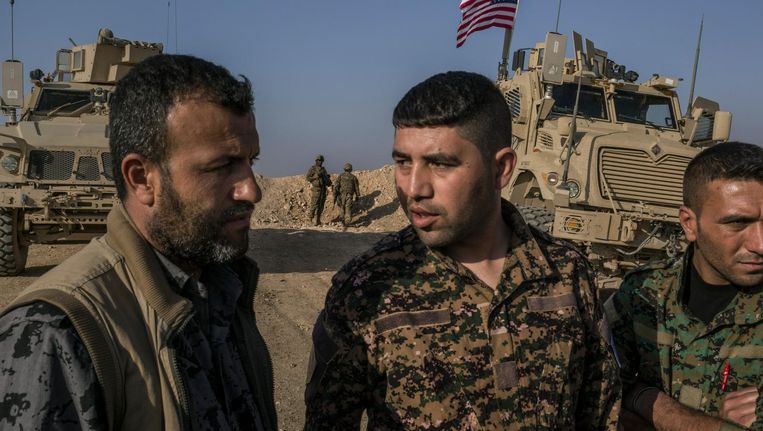 Leden van de Militaire Raad van Manbij overleggen met elkaar. Zij worden gesteund door speciale eenheden van het Amerikaanse leger. Beeld Mauricio Lima/The New York Times
