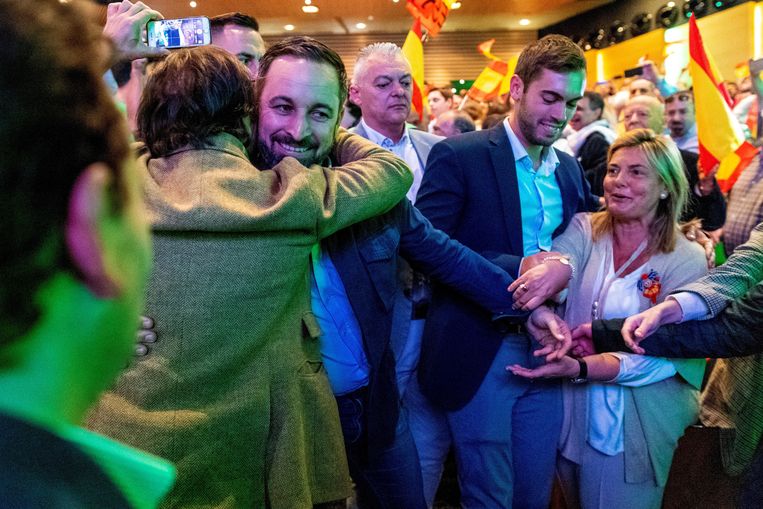 Vox-voorman Santiago Abascal groet zijn vele supporters vlak voor zijn toespraak in Toledo. Beeld EPA