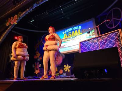 Stinselse dames zwemmen bij kuuroord ASML