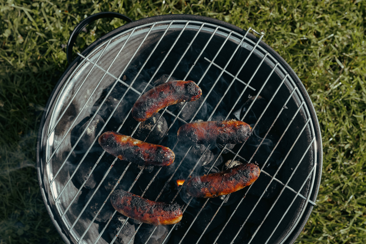 Mano Zaal (meervoudig Belgisch en Europees kampioen barbecueën): ‘Maak een hete zone door er veel houtskool onder te leggen, en een minder warme zone met weinig houtskool’.  Beeld Damon De Backer