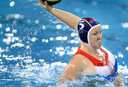 Marieke van den Ham haalt uit tijdens het olympisch waterpolotoernooi van 2008. In Peking won Oranje verrassend de gouden medaille