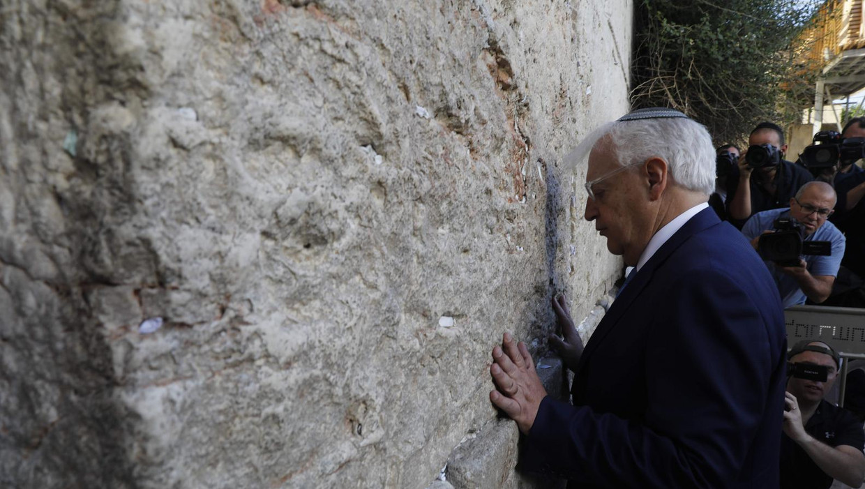 De nieuwe Amerikaanse ambassadeur Friedman brengt maandag een bezoek aan de Klaagmuur in Jeruzalem. Beeld afp