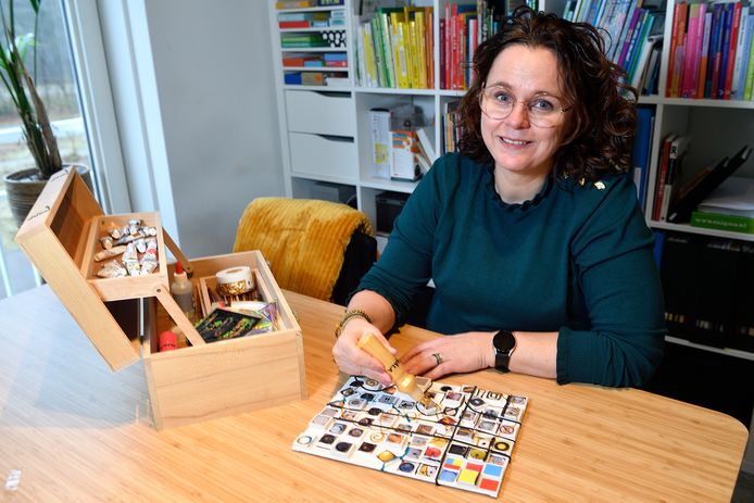 De Amersfoortse Hannie Kiers doet mee aan de schilderwedstrijd met Mondriaan als inspiratiebron.