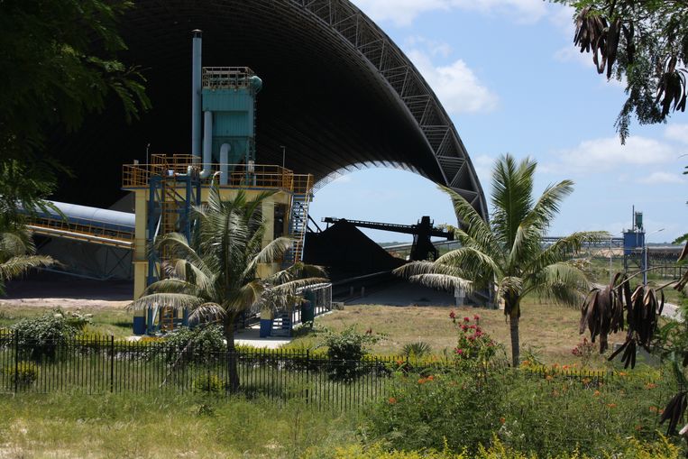 Een cementverwerkingsfabriek van het Chinese bedrijf Dugongo Cimontes in de zuidelijke provincie Matutuíne. Het delven en verwerken van grondstoffen moet hongerige buitenlandse markten voorzien van essentiële materialen. Beeld Kevin van Vliet