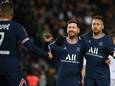 Lionel Messi (m) viert zijn treffer met Neymar (r) en  Kylian Mbappé.