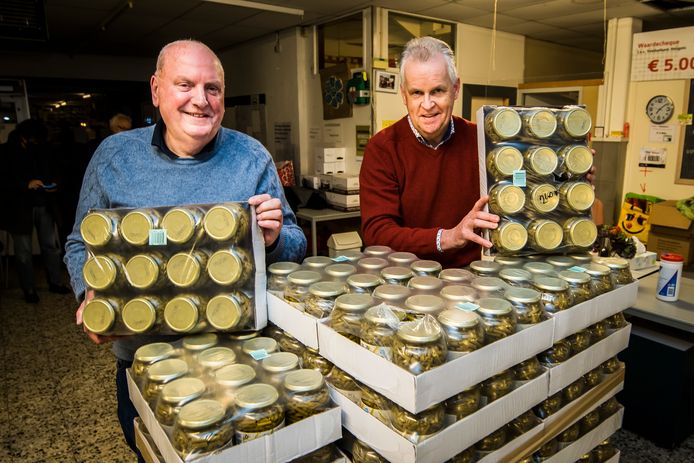 Han Eulderink (links) neemt voor voedselbank Midden-Twente dankbaar 1100 potten groente en een cheque van 650 euro in ontvangst uit handen van Ben Bokselbeld van de caritas van parochie De Goede Herder.
