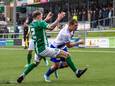 Amarildo Gjoka van Hoek (wit shirt) in duel met Jeffrey Snijders van VVOG. Hoek won met 3-4.