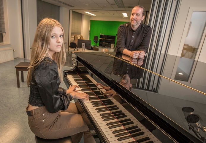 Kate Lois met drummer Jeroen Simons, die haar single produceerde: ,,Als ik mijn emoties kwijt wil, dan doe ik dat door een nummer te schrijven.”