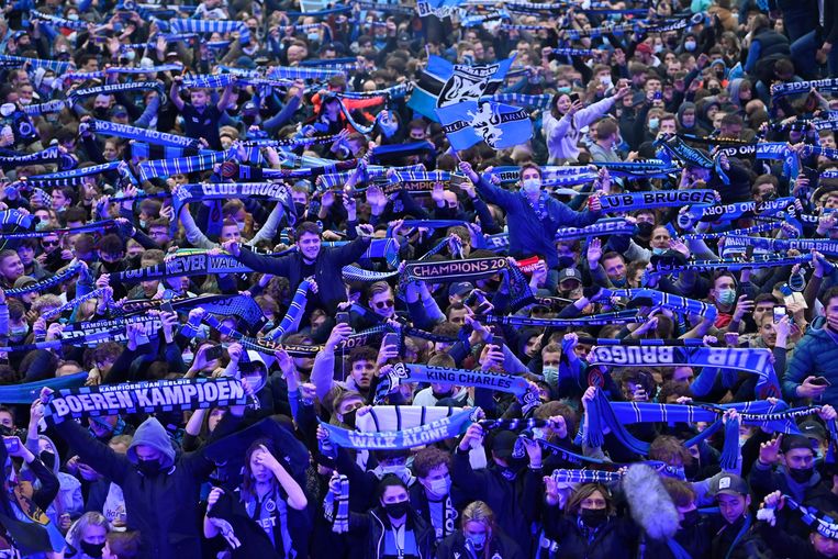 Supporters van Club Brugge vieren hun tweede titel op rij rond het Jan Breydelstadion. Beeld Photo News