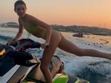 Kendall Jenner doet Bottle Cap Challenge op jetski: 17 miljoen views in 9 uur tijd