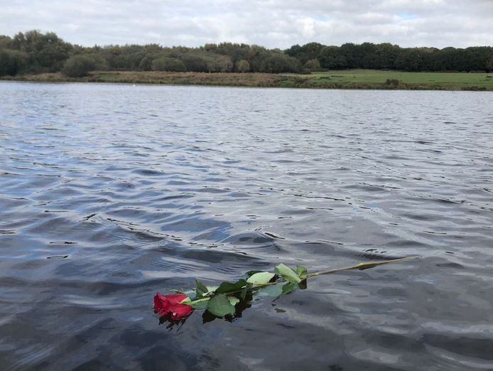 De roeiclub heeft de roos midden in het meer achtergelaten.