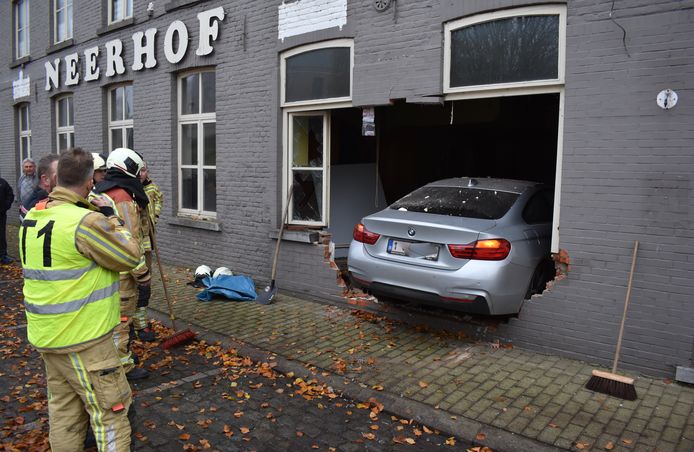 De man reed zonder remmen het café binnen.