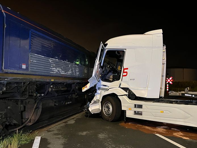 Op de Scheldelaan richting Zandvliet is woensdagochtend een ongeval gebeurd tussen een vrachtwagen en een goederentrein.
