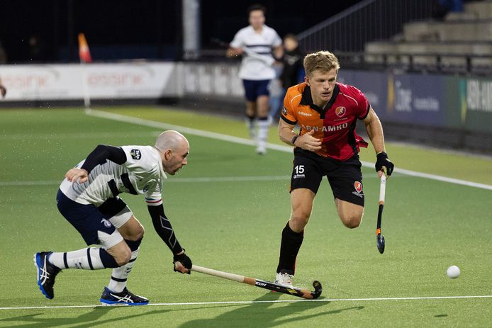 Sam Lane van Oranje-Rood snelt voorbij zijn tegenstander.