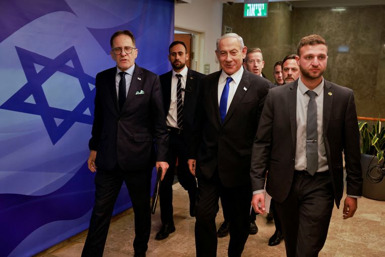 Perdana Menteri Benjamin Netanyahu tiba pada hari Minggu untuk rapat kabinet mingguan.  Foto oleh Menachem Kahane/Reuters