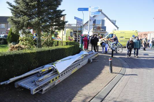 Deze steiger stond over het parkoers van de Knakworstrennen en is waarschijnlijk door een windvlaag omvergeblazen.