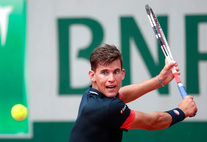 epa06768989 Dominic Thiem of Austria in action against Ilya Ivashka of Belarus during their men’s first round match during the French Open tennis tournament at Roland Garros in Paris, France, 28 May 2018.  EPA/CHRISTOPHE PETIT TESSON